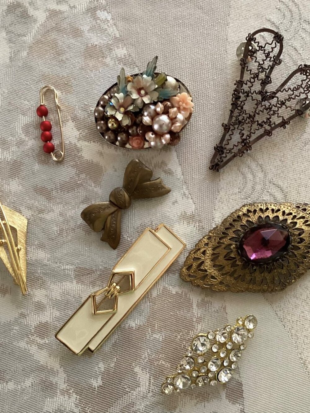Eight (8) pins brooches, from 1.5 in to 3.5 in